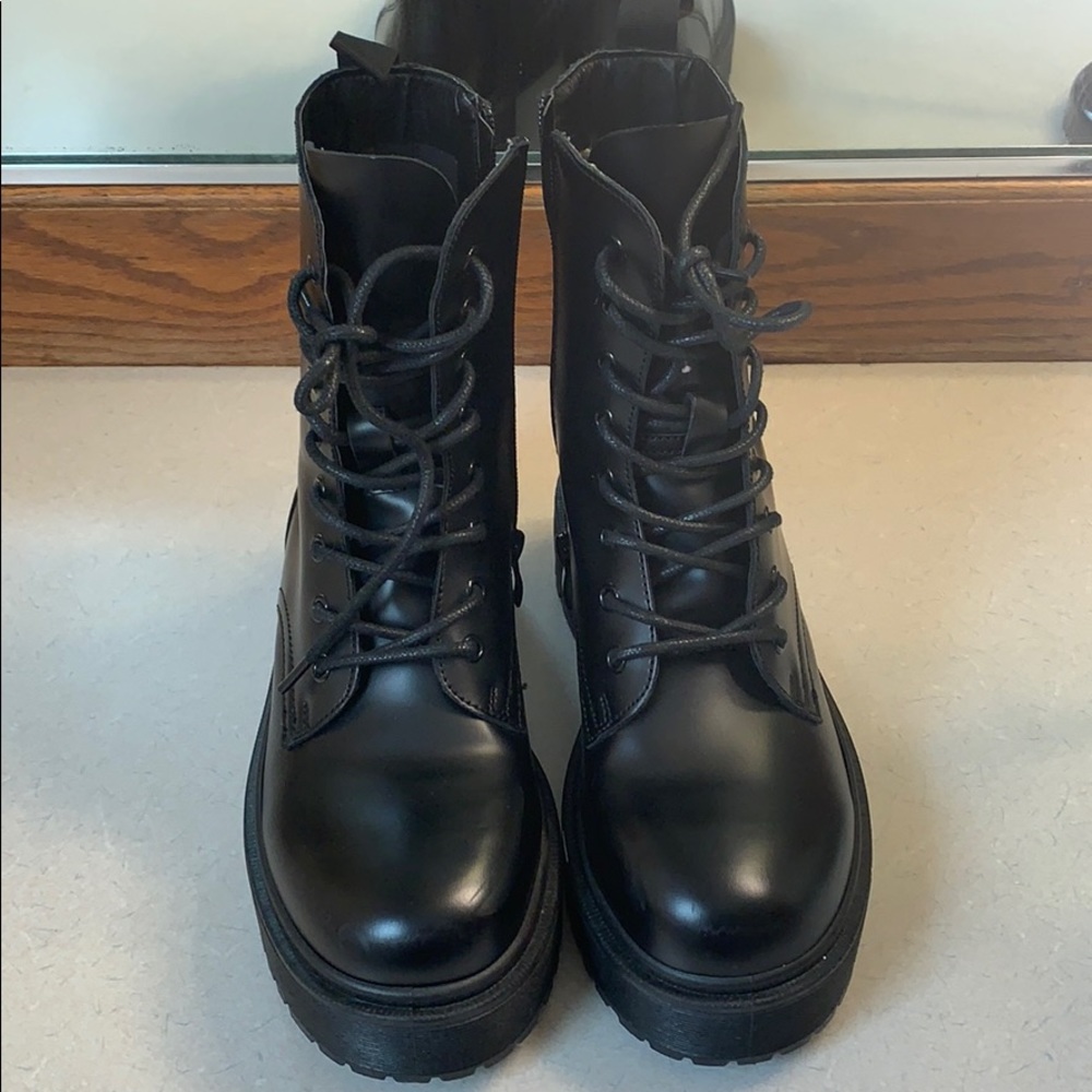 Never worn black platform boots 🥾🖤